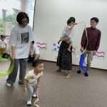 東村山市の英語リトミックレッスンで、リボンリトミックをする子どもたち